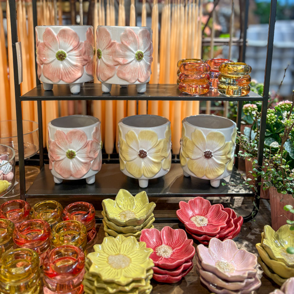 blommiga krukor och skålar