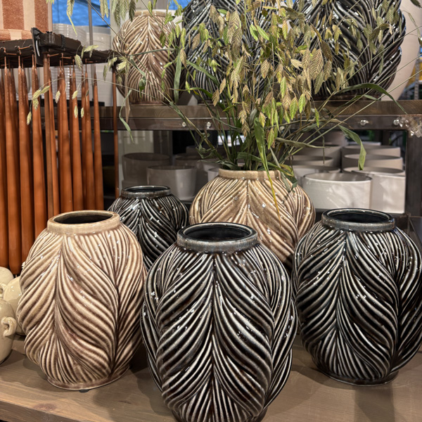 vaser i beige och brunt