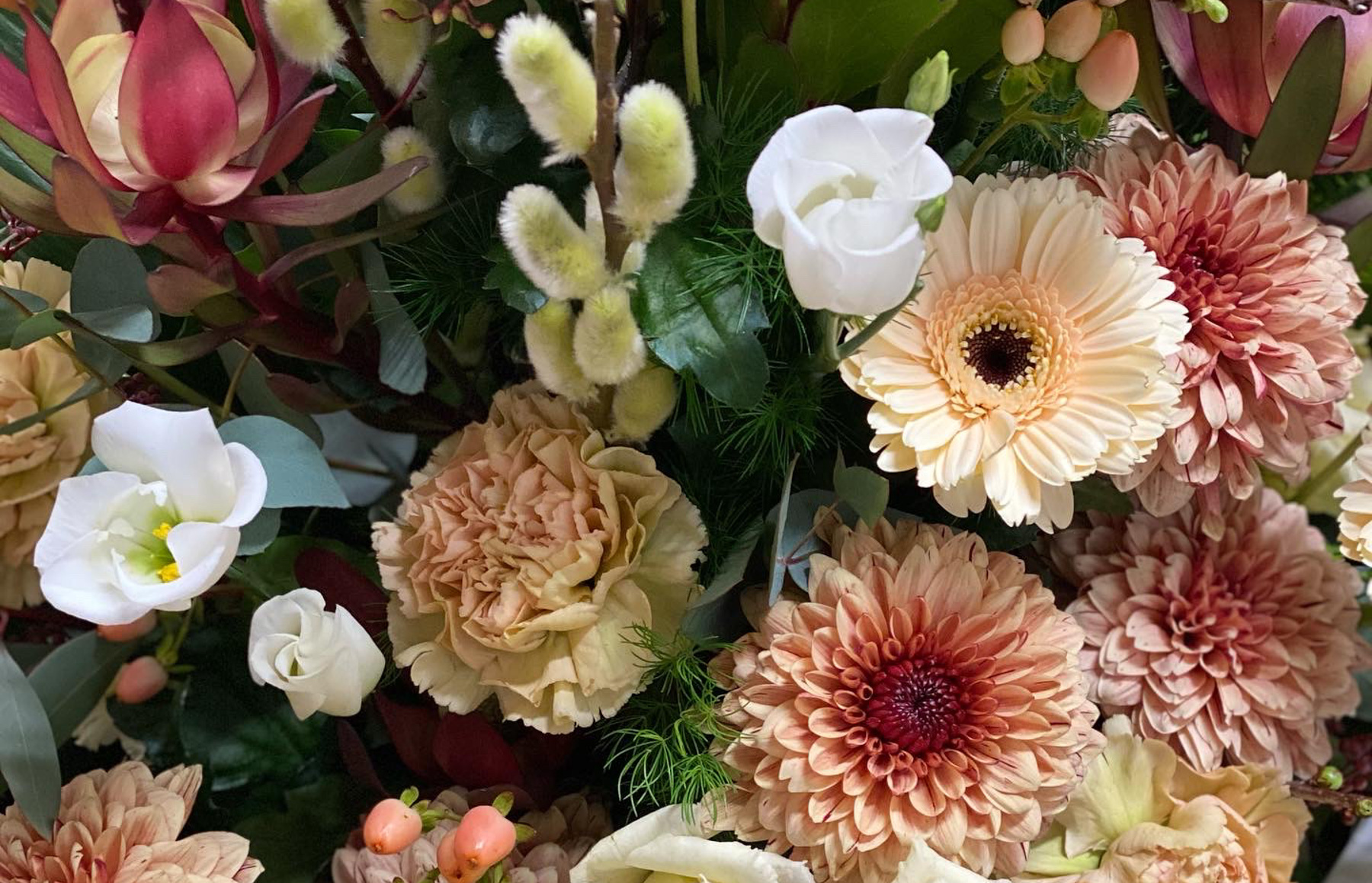 snittblommor i aprikosa toner